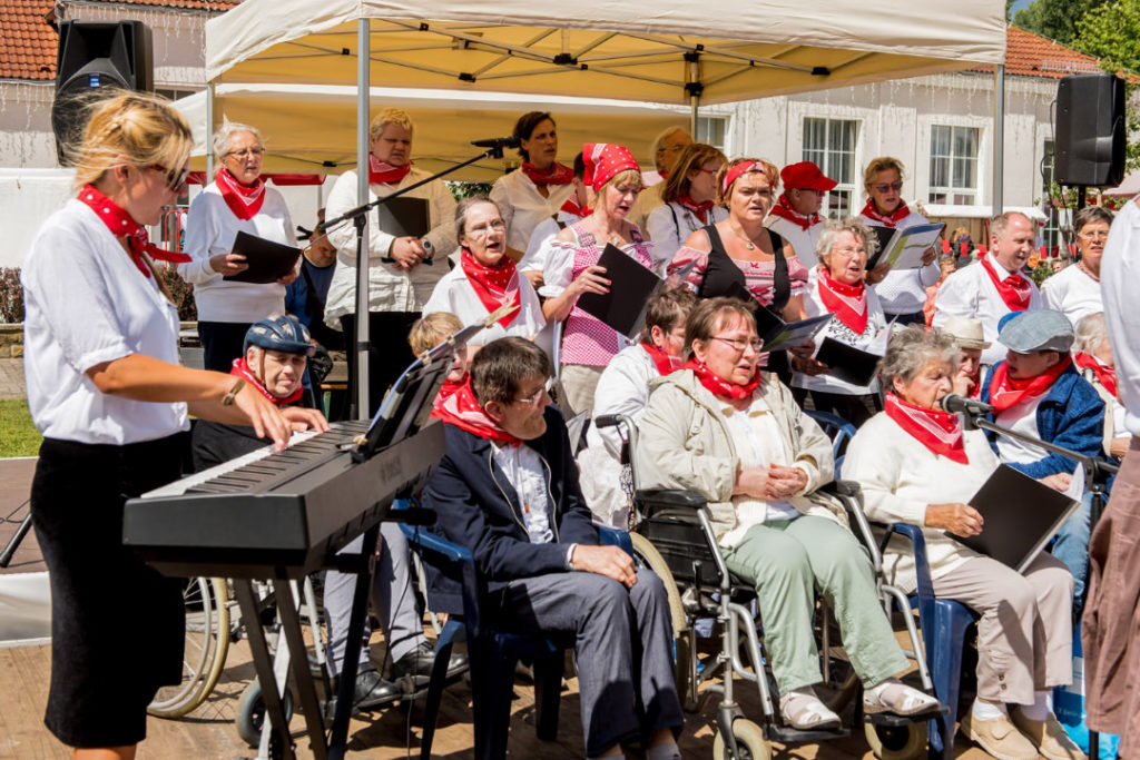 Der Stiftungschor Alberts fröhliche Stimmen beim alljährlichen Sommerfest.