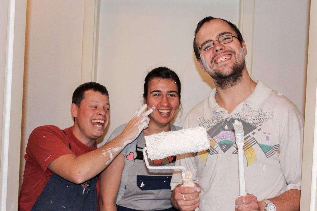 Die Nutzer*innen helfen eifrig mit beim Renovieren.