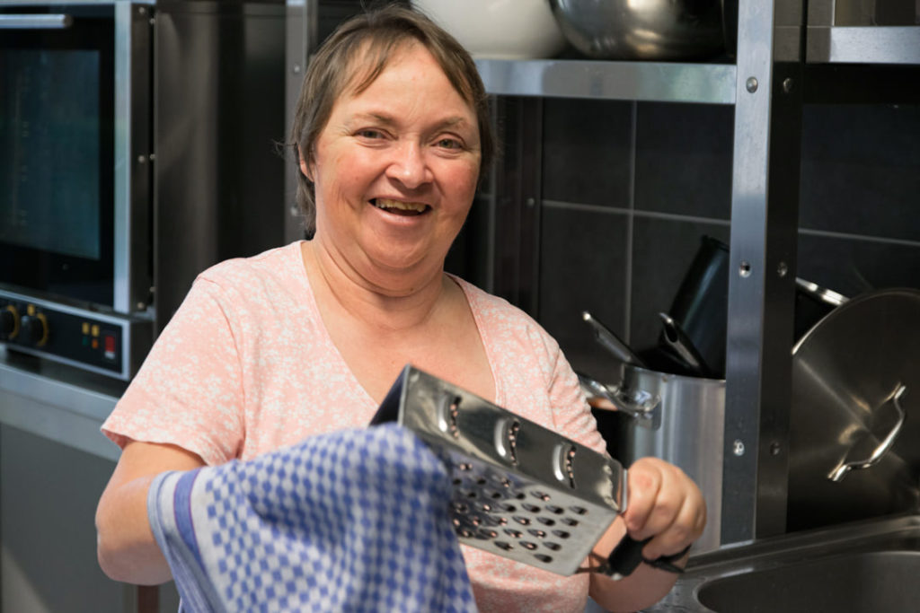 Gemeinsames Arbeiten in der Küche macht Spaß.