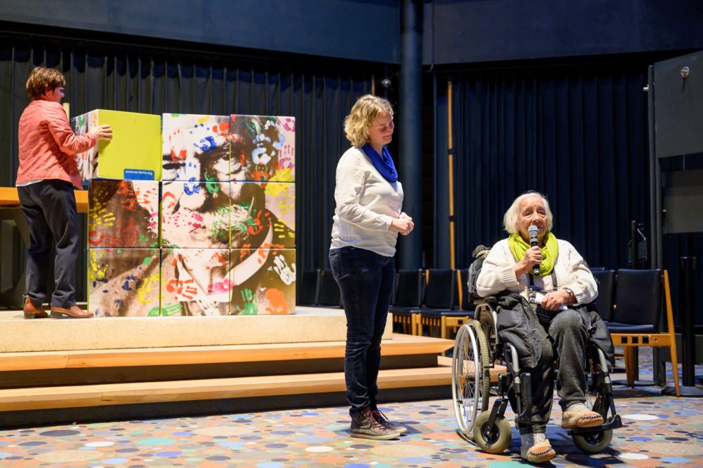 Mitarbeitende und Nutzer*innen bauen aus Quadraten ein Bild von Albert Schweitzer.