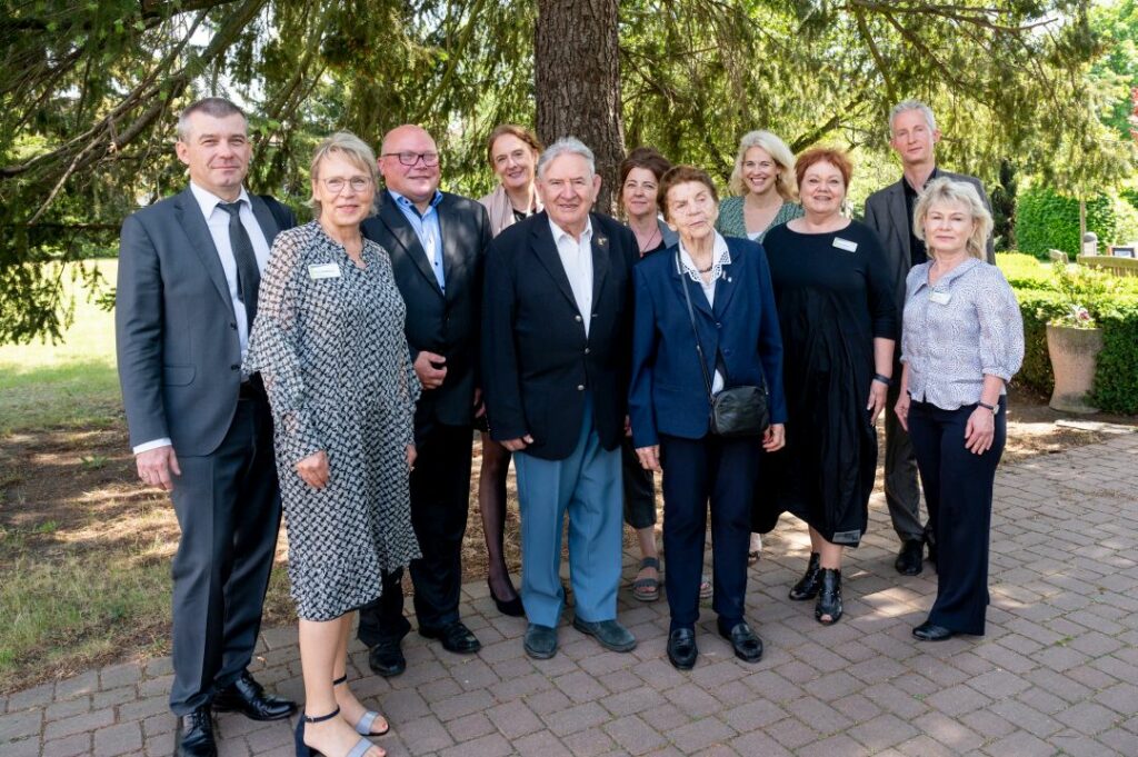 Gruppenbild zur Einweihung Gedenkstelen