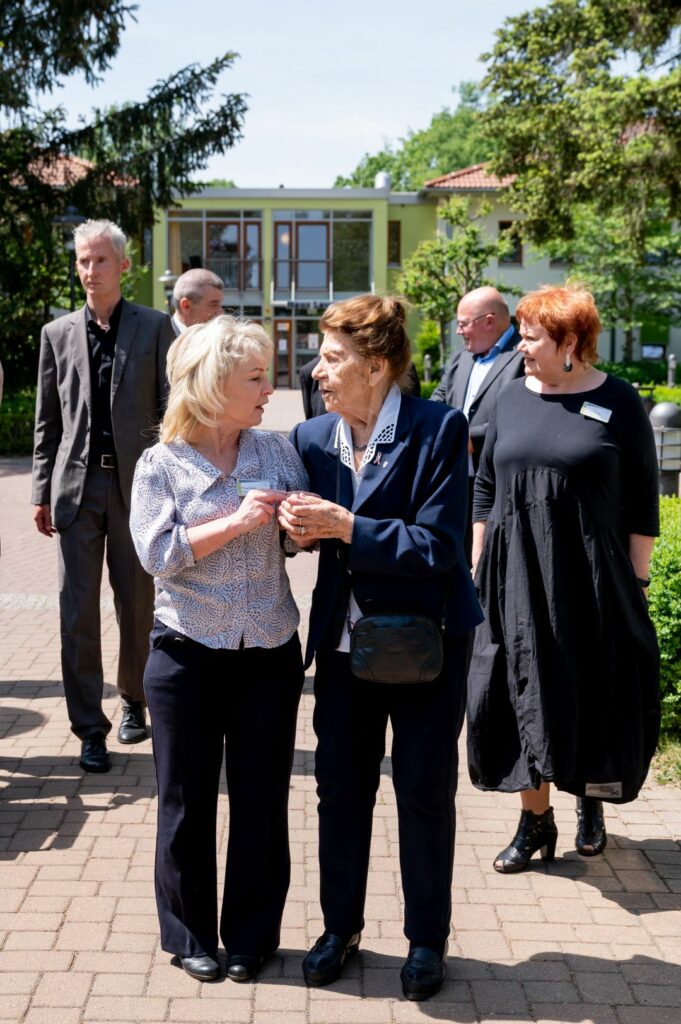 Auf dem Stiftungsgelände unterwegs mit Frau Kolbe und Frau Stroinska
