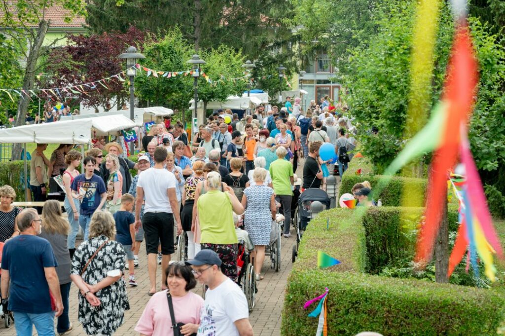 Besucher auf dem Sommerfest
