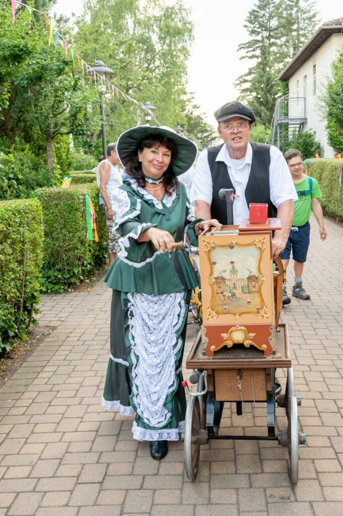 Leierkastenmann und -frau