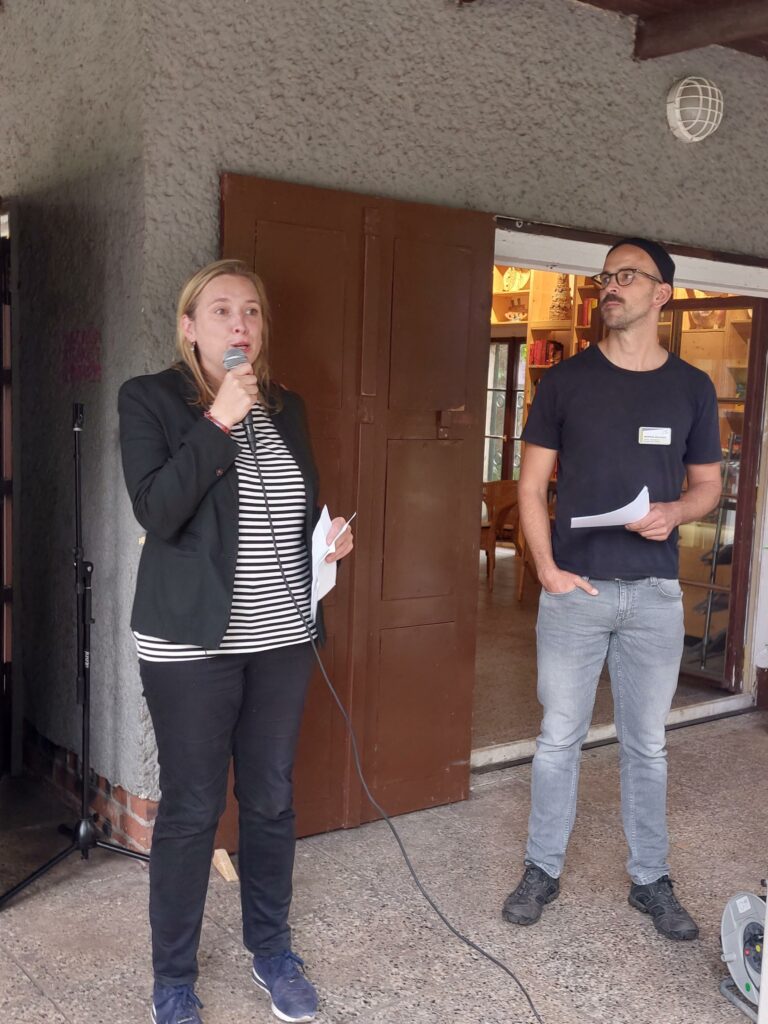 Rona Tietje mit dem Leiter des Tageszentrums Herrn Baumann