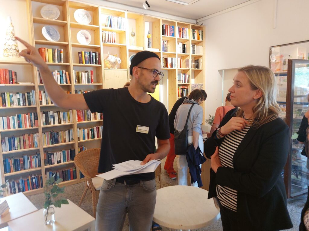 Herr Baumann mit Vorstandsmitglied Frau Tietje