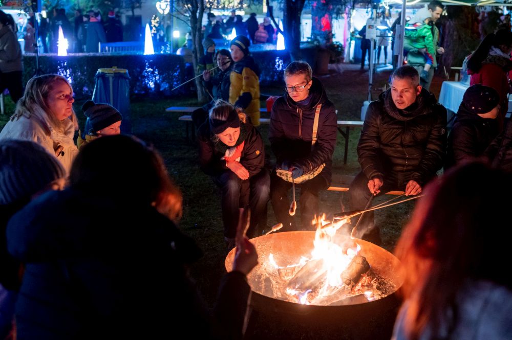 Wärmende Feuerschale mit Stockbrot beim Adventsbasar