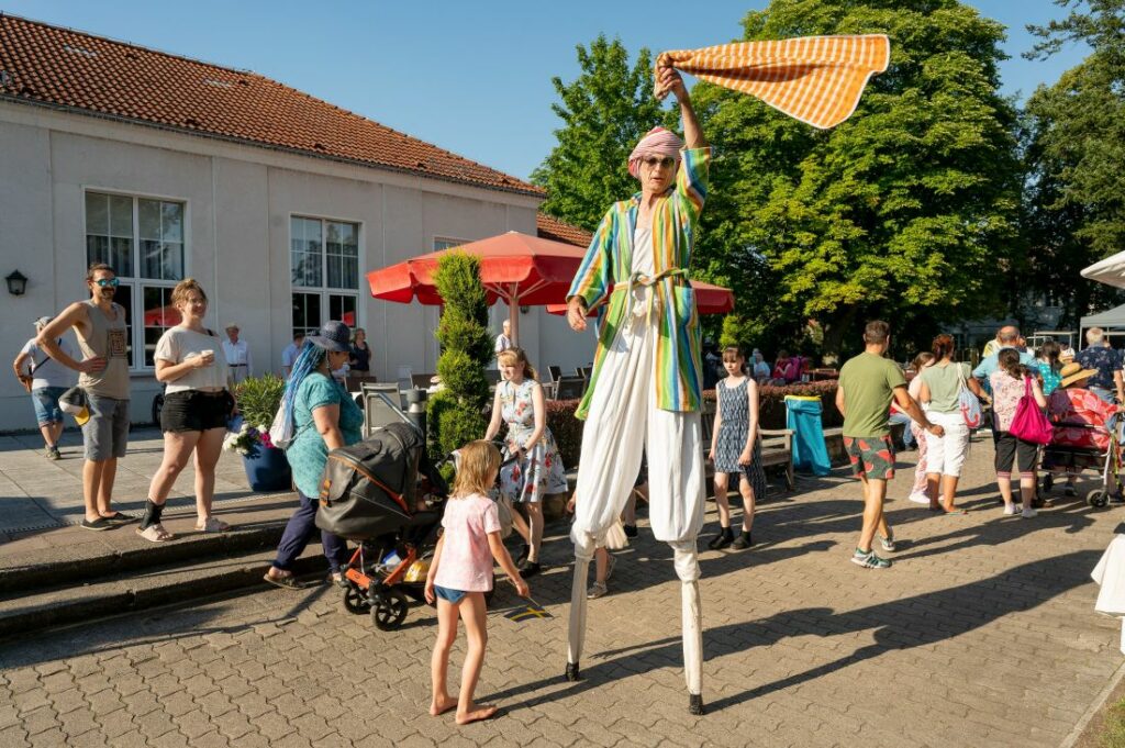 Der Stelzenmann lässt viele staunen