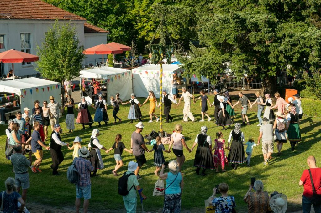 Mittsommer-Tanz um den Baum