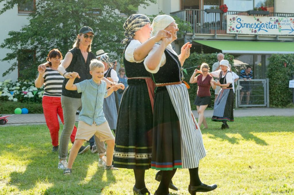 Tanzgruppe mit tanzenden Besuchern