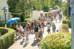 Besucher auf dem schwedischen Sommerfest.