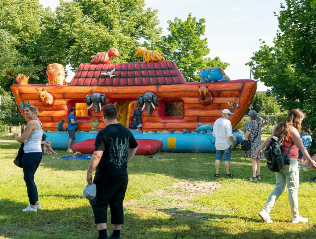 Ein lustiges Hüpfschiff