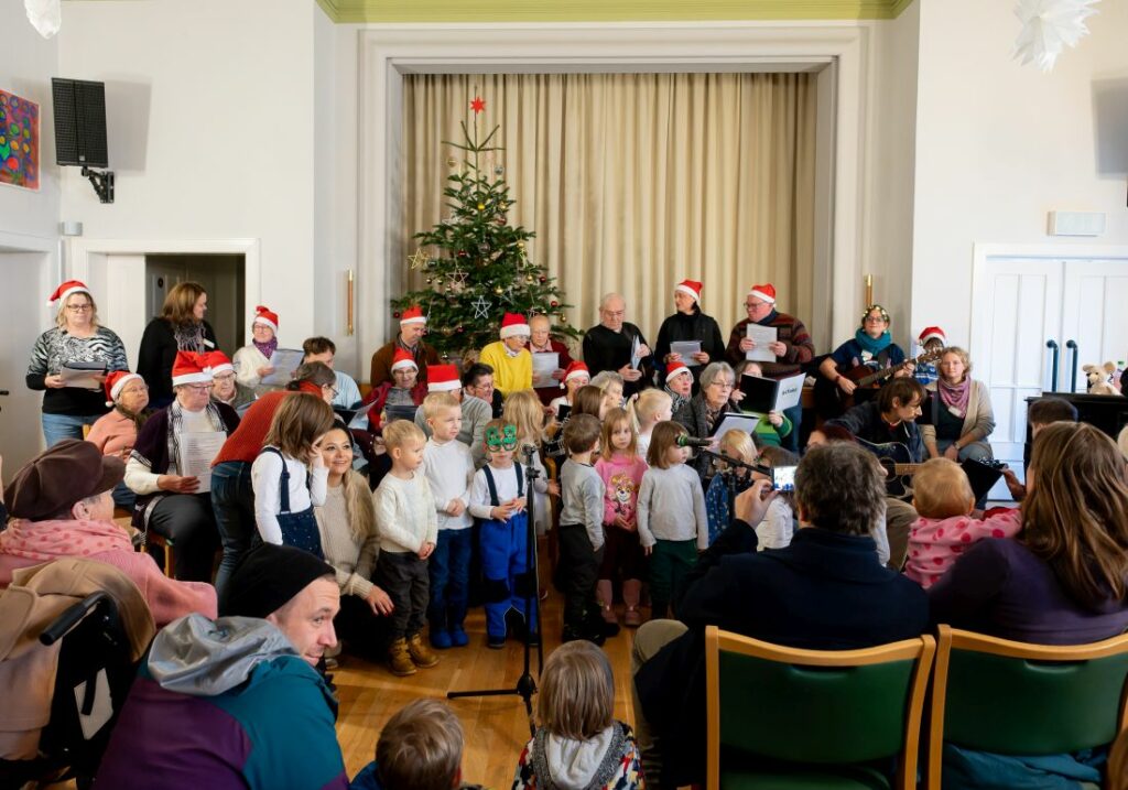 Der Chor mit Kitakindern auf dem Adventsbasar