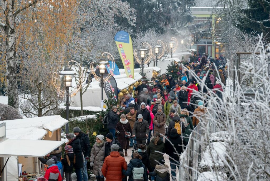 Viele Besucher*innen auf dem Adventsbasar