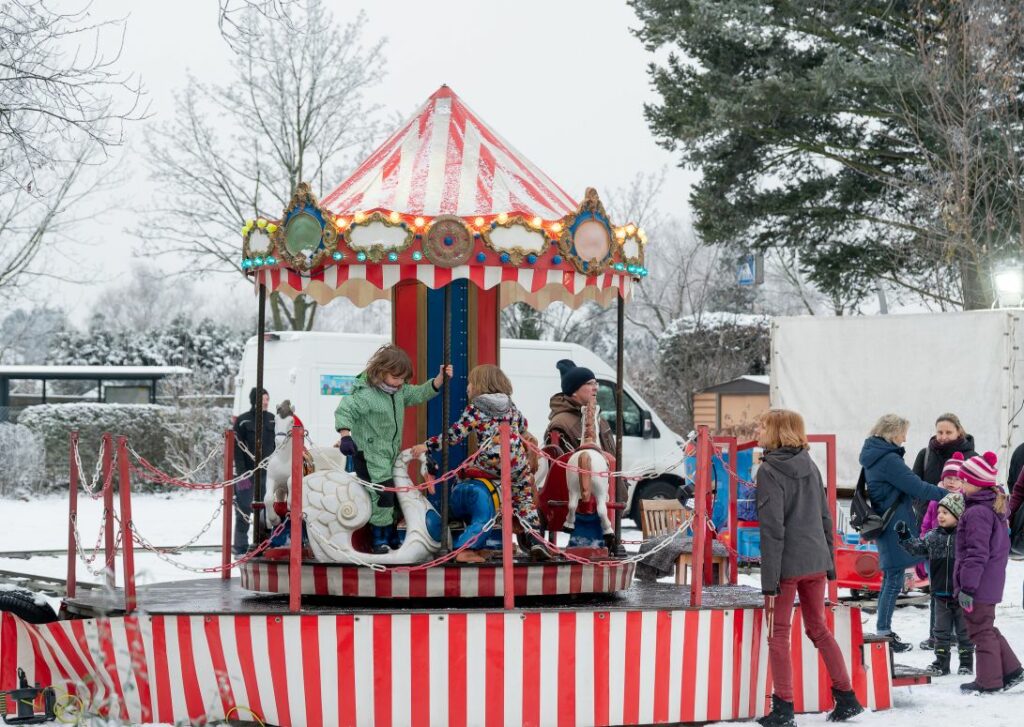 Kinderkarussell auf dem Adventsbasar