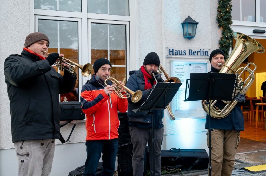 Die Gruppe Hauptstadtblech auf dem Adventsbasar