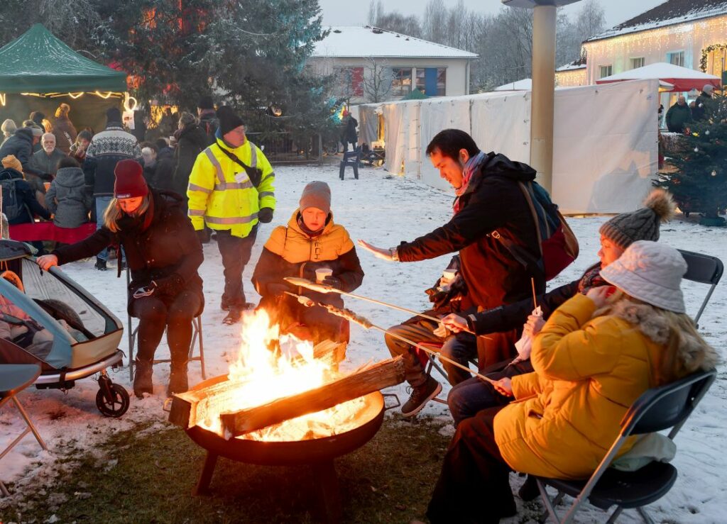 Stockbrot grillen auf dem Adventsbasar