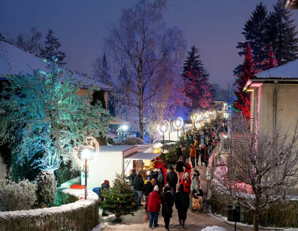 Viele Besucher*innen auf dem Adventsbasar
