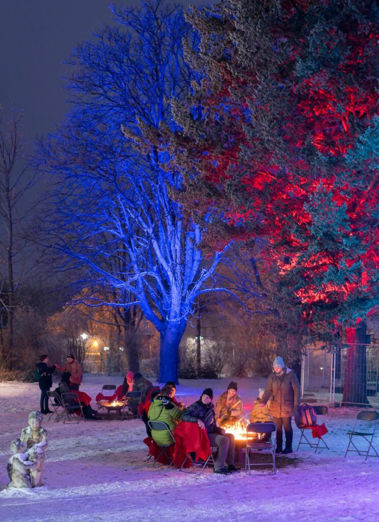 Wärmende Feuerschale beim Adventsbasar