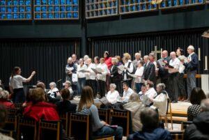Der Chor bei der Gedenkfeier der Gedächtniskirche