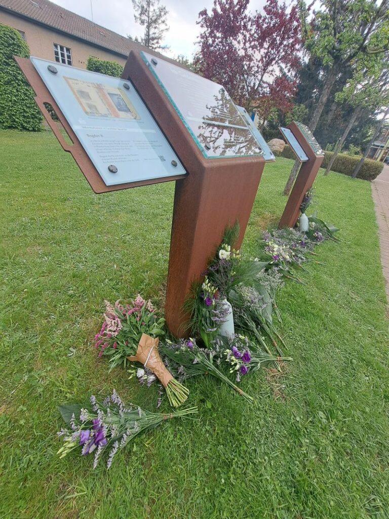 Gedenkstelen seitlich