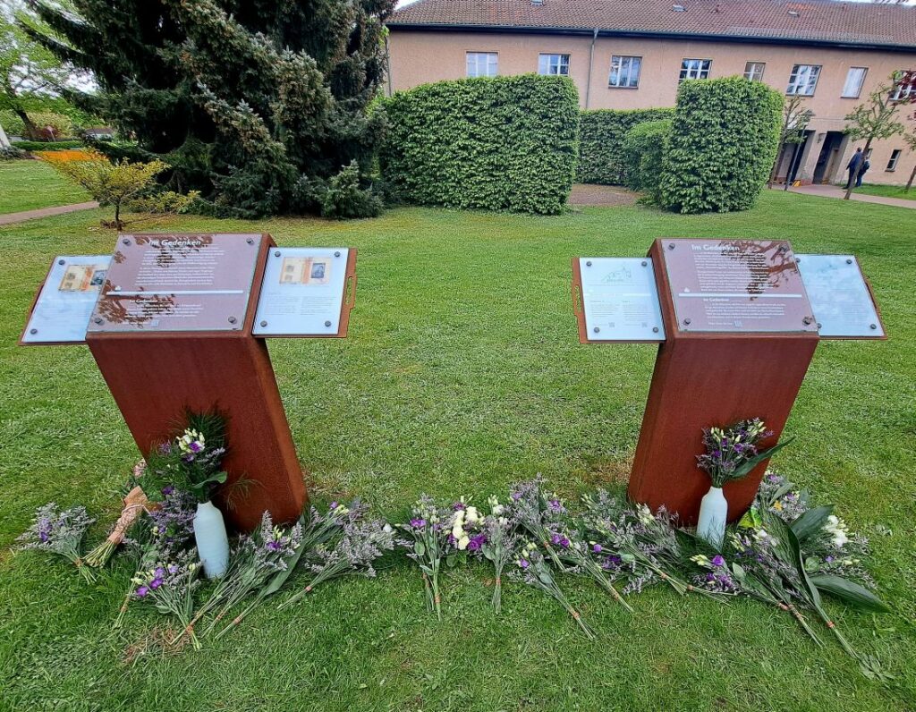 Gedenkstelen mit Blumen