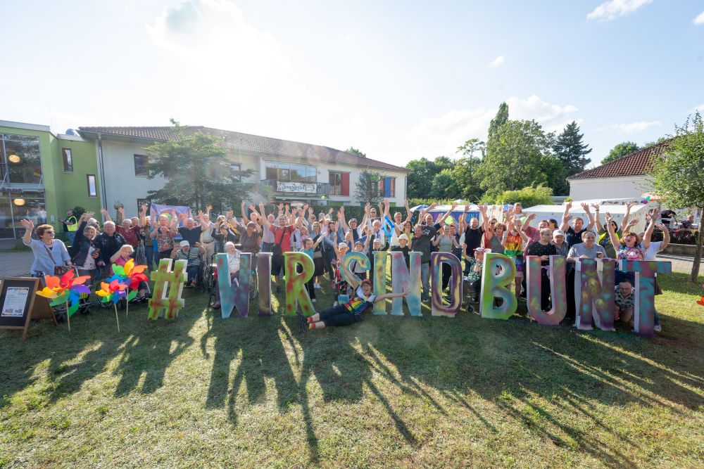 Sommerfest Menschenkette