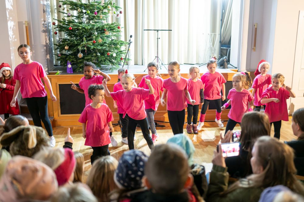Adventsbasar Kindertanz