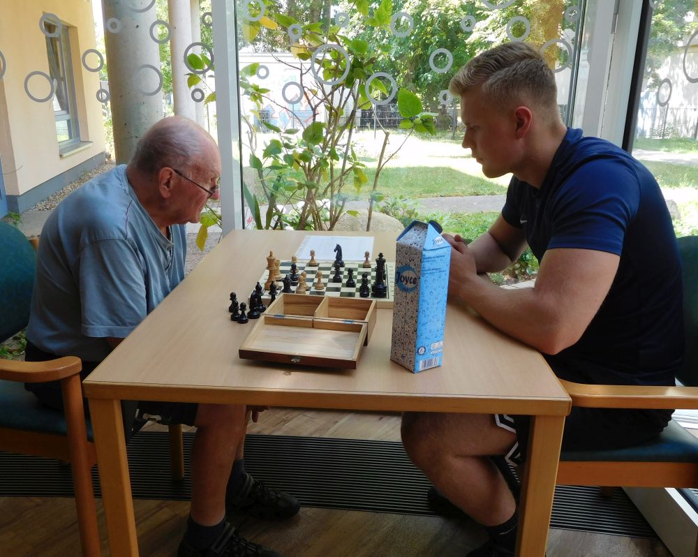 Goldener Herbst, Schach spielen